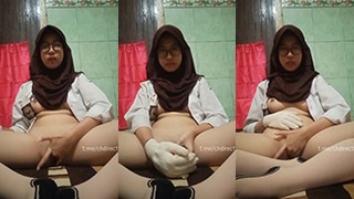 ABG SMA Yuva BDSM Seragam Sekolah Colok Memek Masih Sempit